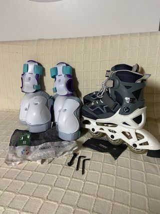Patines en línea, protecciones y bolso.