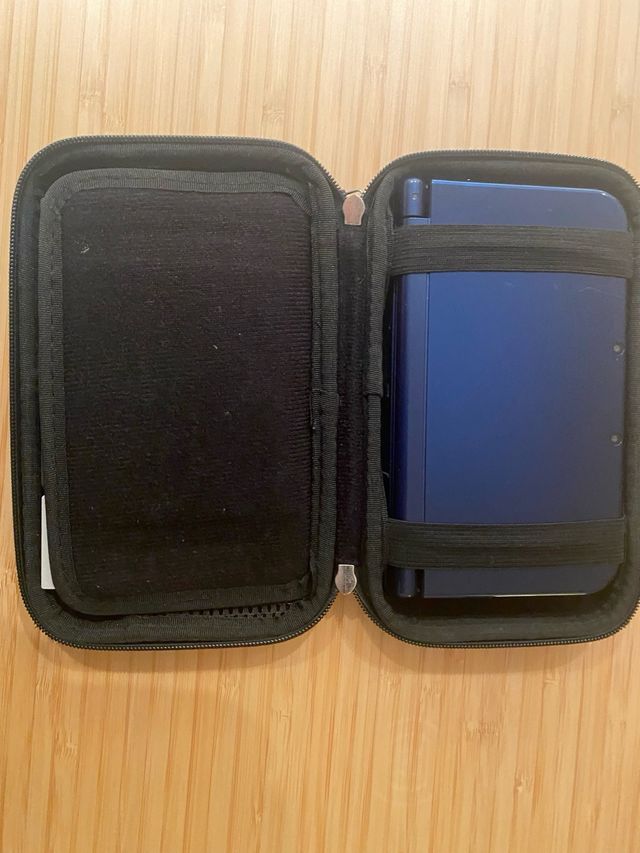 Nintendo 3DS azul con 7 juegos, funda y cargador