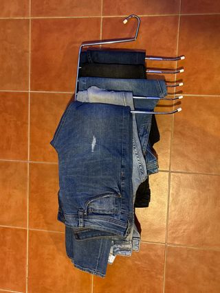 pantalones vaqueros de Zara y Bershka. chico