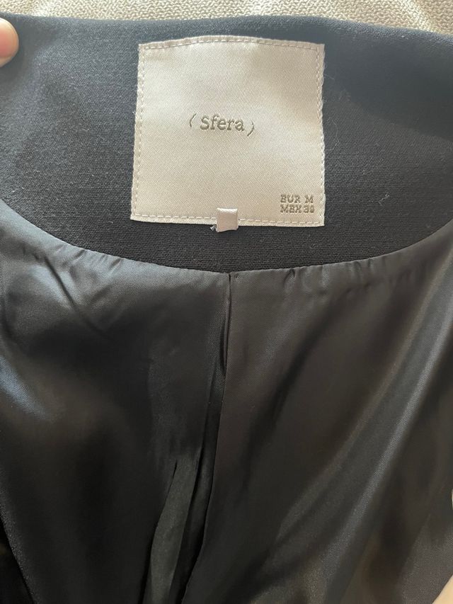 Elegante abrigo negro con cremallera