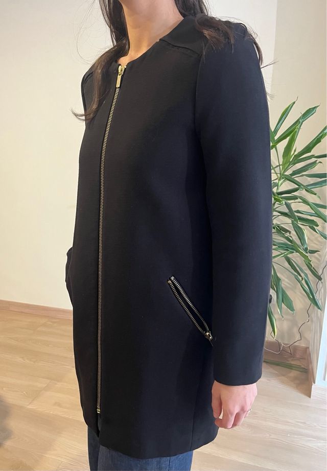Elegante abrigo negro con cremallera