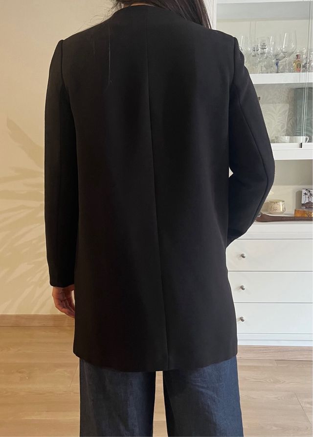 Elegante abrigo negro con cremallera