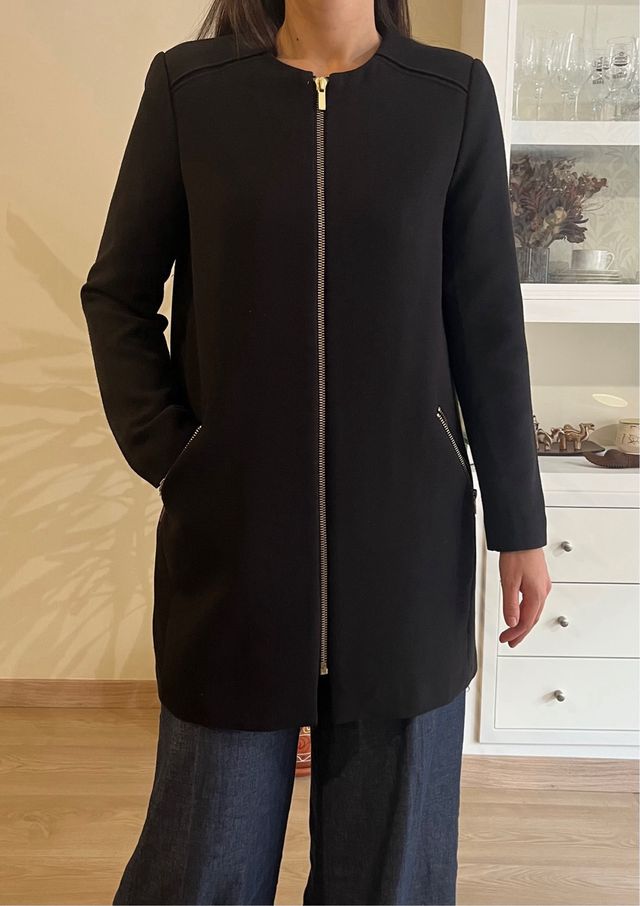 Elegante abrigo negro con cremallera