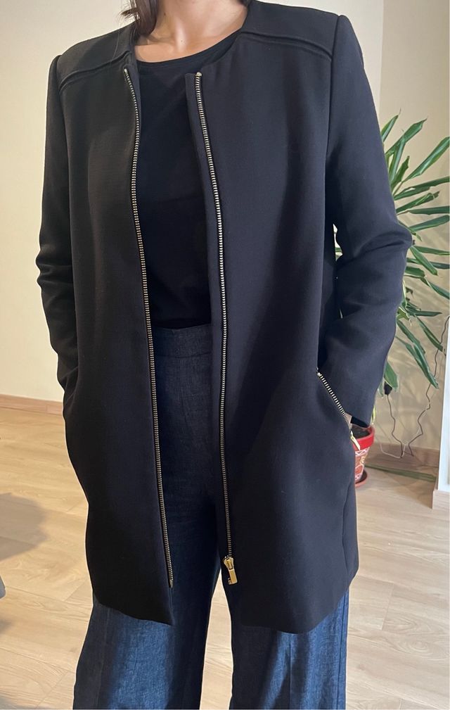Elegante abrigo negro con cremallera