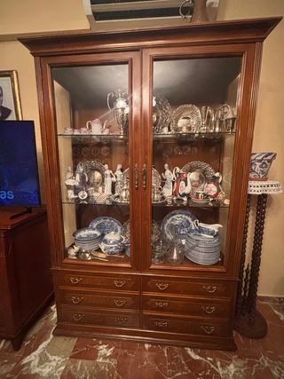 Vitrina de madera y cristal