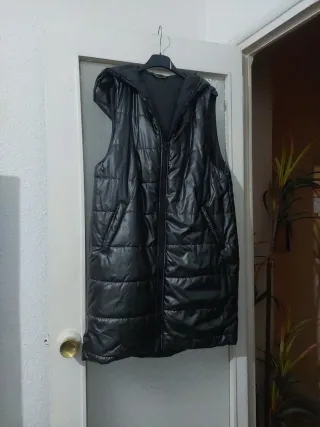 Chaleco negro con capucha
