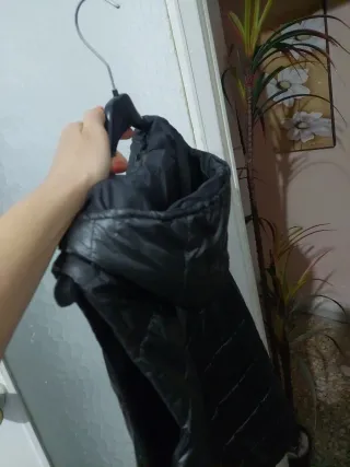 Chaleco negro con capucha