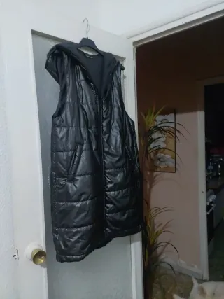 Chaleco negro con capucha