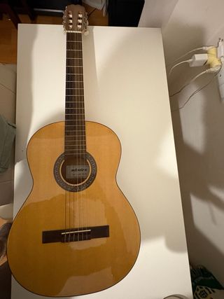 Guitarra española y funda Admira