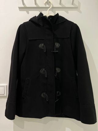 Abrigo negro con capucha y botones