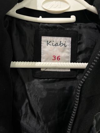 Abrigo negro con capucha y botones