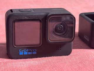 GoPro Hero 10 + 4 batterie + treppiede e schede SD