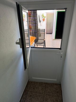 Puerta de patio blanca nueva