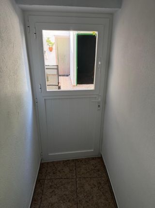 Puerta de patio blanca nueva