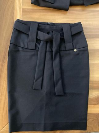 Tailleur nero con gonna elasticizzato