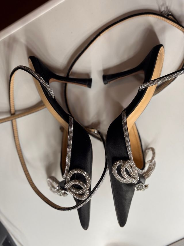 Zapatos de tacón alto negros con pedrería