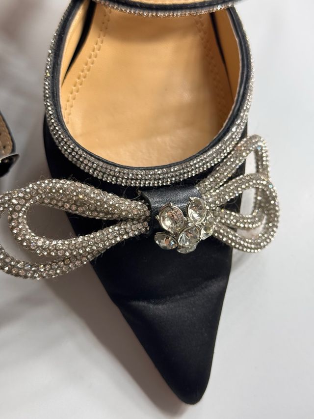 Zapatos de tacón alto negros con pedrería