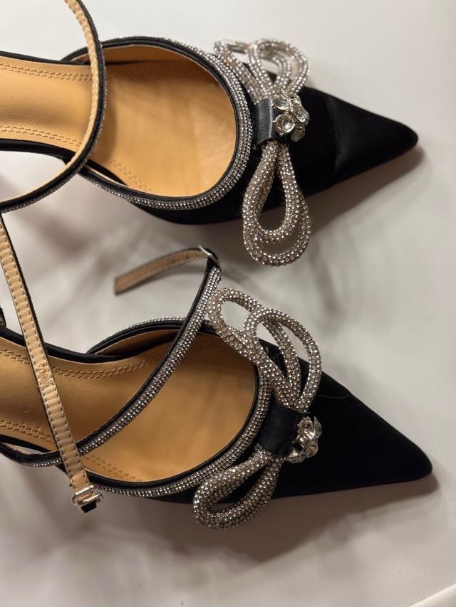 Zapatos de tacón alto negros con pedrería