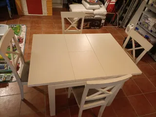 OFERTA CON REGALO Mesa de comedor y 4 sillas.