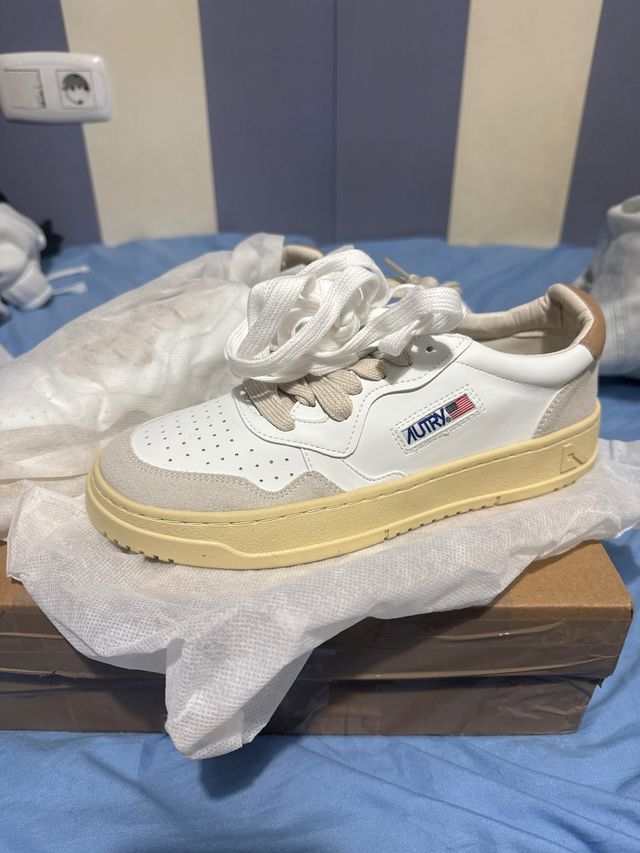 Zapatillas Autry blancas y beige