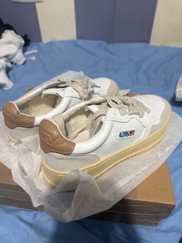 Zapatillas Autry blancas y beige