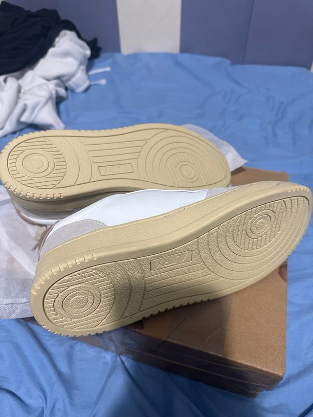 Zapatillas Autry blancas y beige