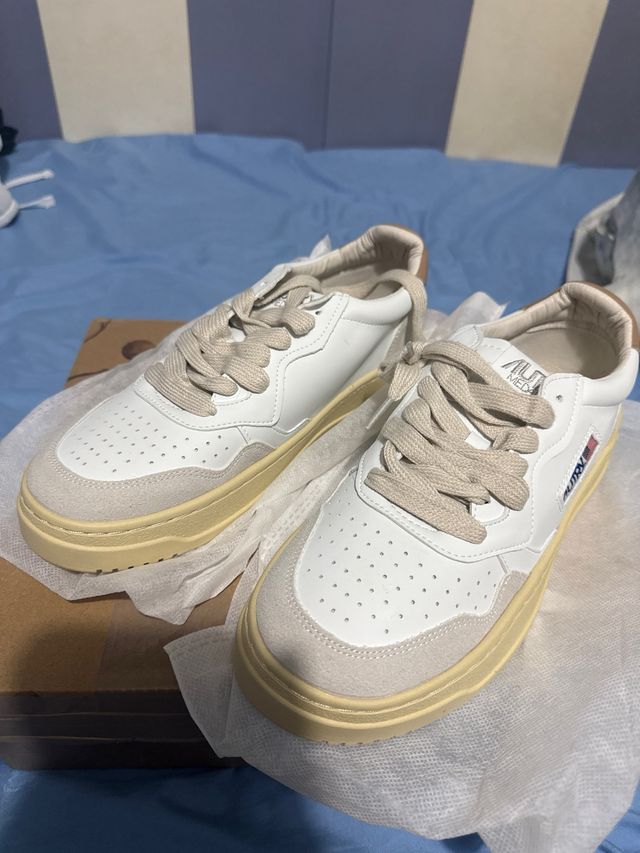 Zapatillas Autry blancas y beige