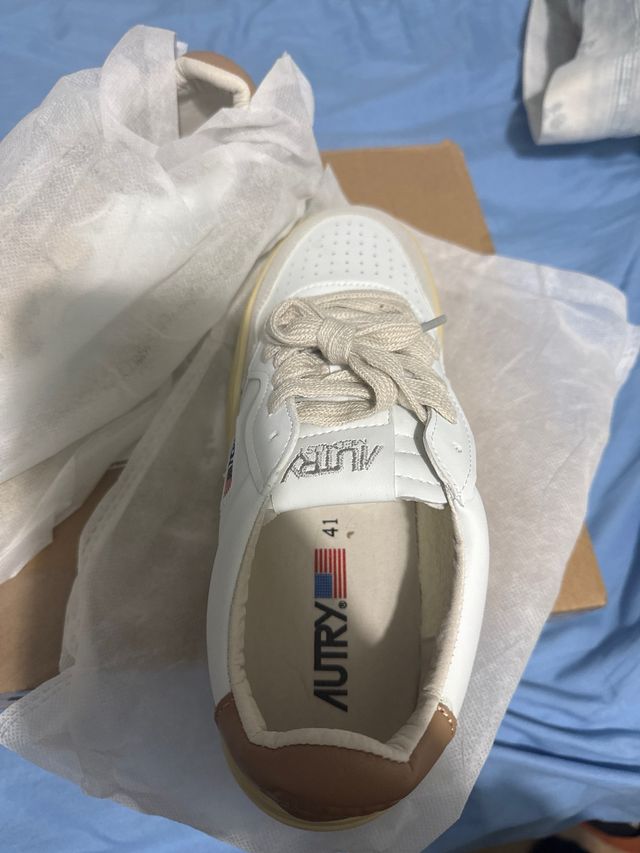 Zapatillas Autry blancas y beige