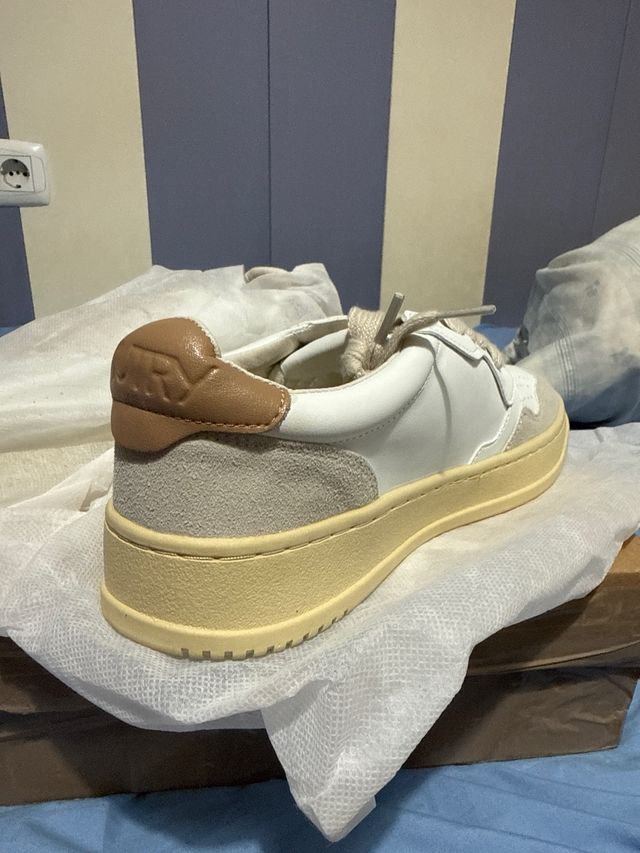 Zapatillas Autry blancas y beige