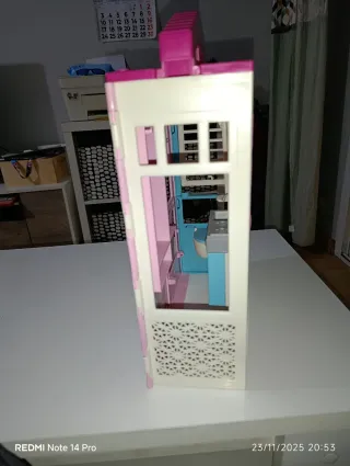 Casa Barbie, muñecas, caballos y algún mueble