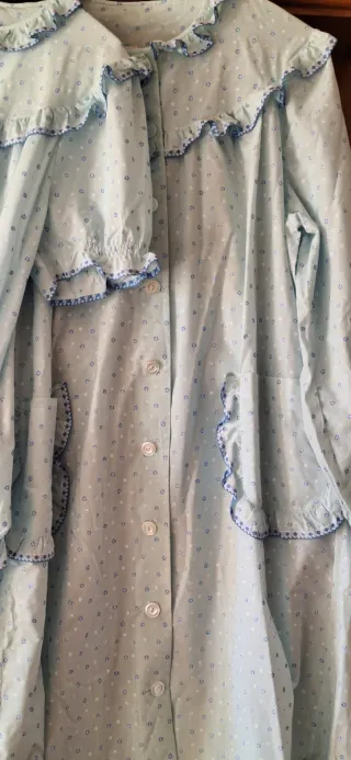 Conjunto camisón y bata azul con lunares