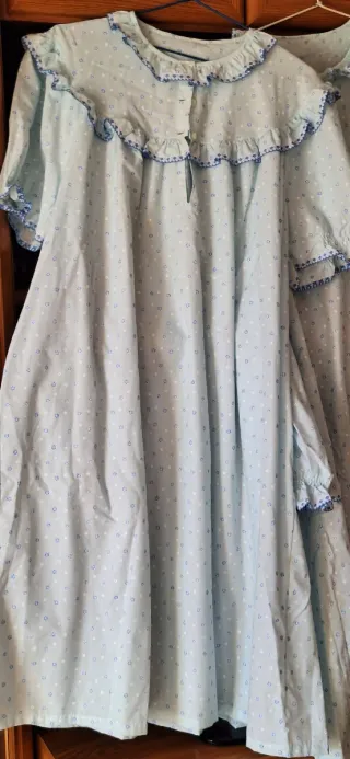 Conjunto camisón y bata azul con lunares