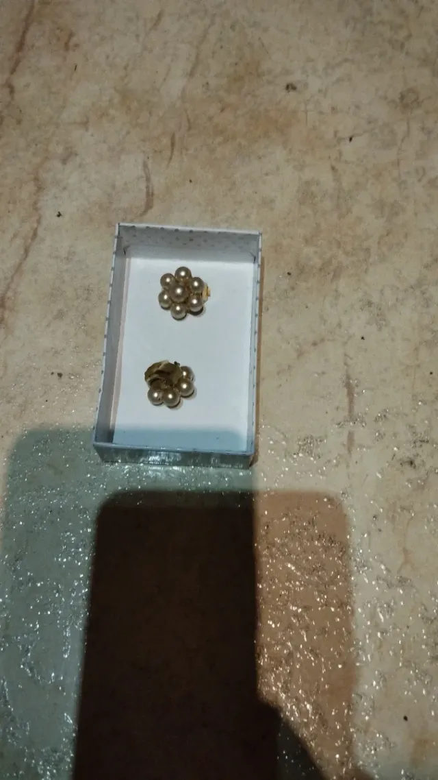 Pendientes dorados con perlas