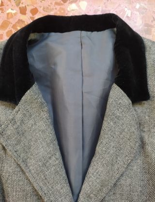 Traje de falda y chaqueta gris