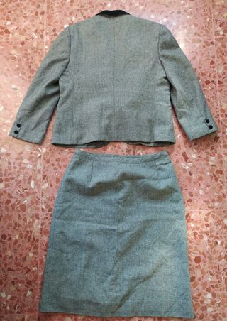 Traje de falda y chaqueta gris