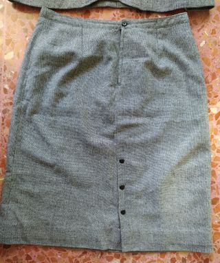 Traje de falda y chaqueta gris
