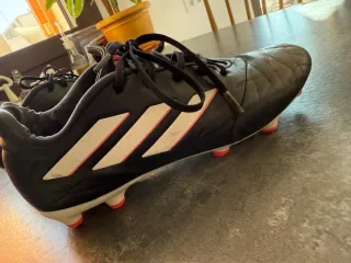 Botas de fútbol Adidas negras y rosas