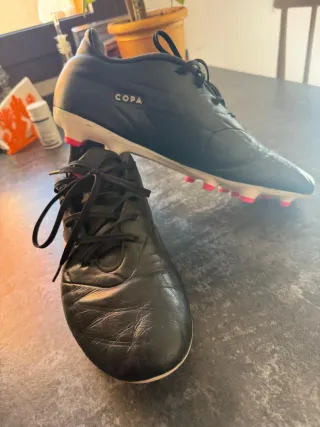 Botas de fútbol Adidas negras y rosas
