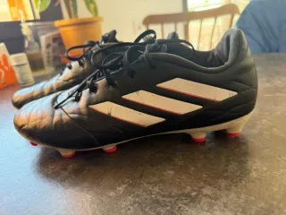 Botas de fútbol Adidas negras y rosas