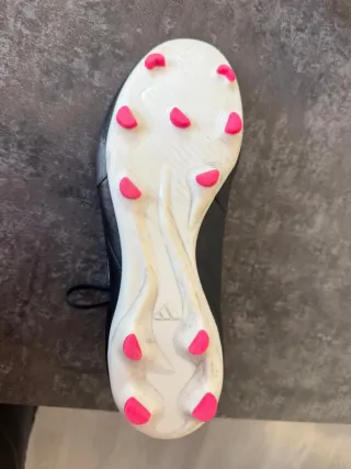 Botas de fútbol Adidas negras y rosas