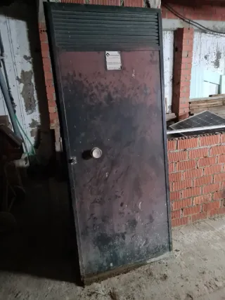 Puerta de hierro con marco