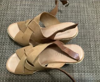 Sandalias tacón 9cm Beige/Marrón Nuevas. De cuero