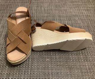 Sandalias tacón 9cm Beige/Marrón Nuevas. De cuero