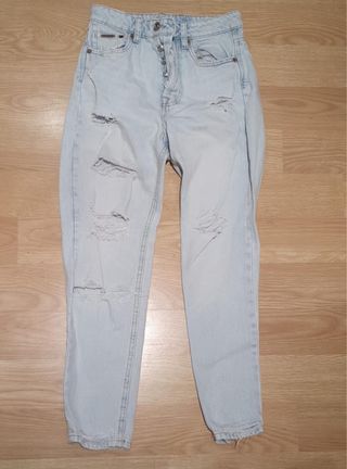 Pantalón vaquero desgastado