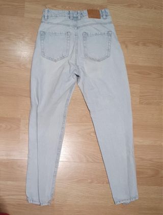 Pantalón vaquero desgastado