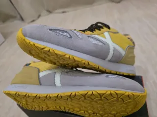 Zapatillas Munich grises y amarillas