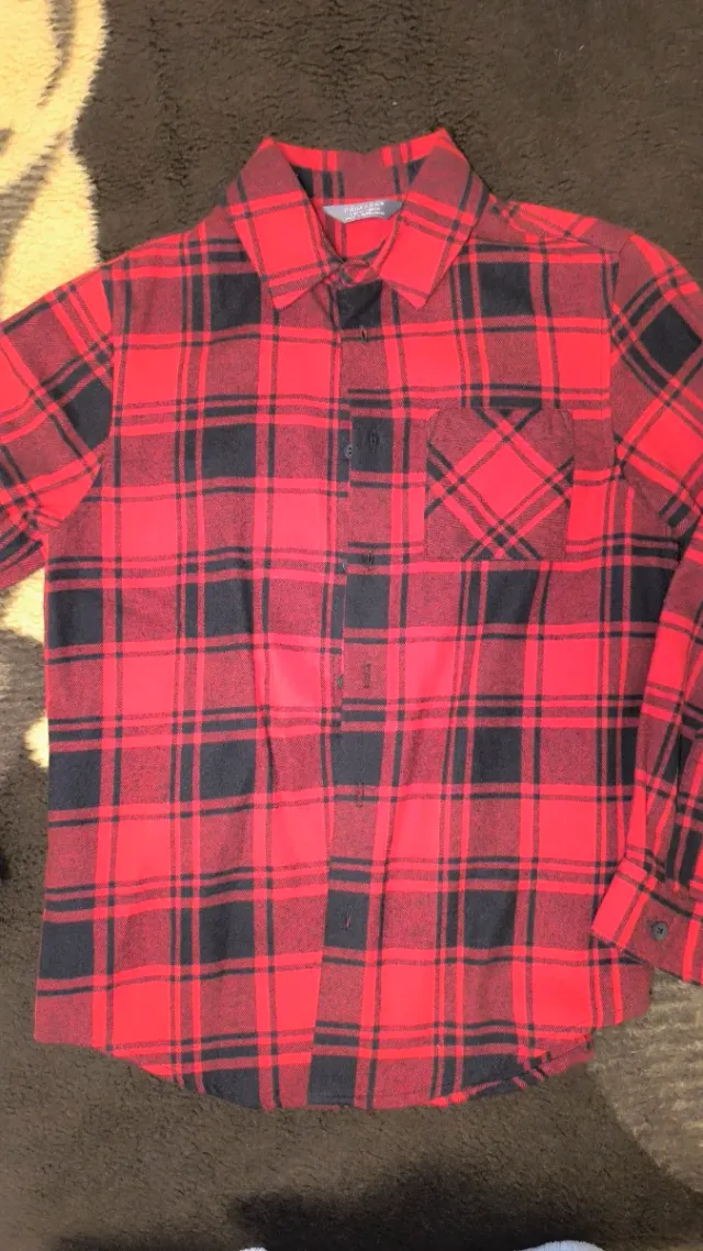 Camisa de cuadros roja y negra para niño