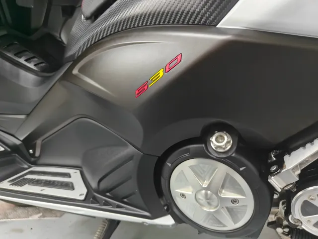 Emblema 530 para Boomerang lateral Yamaha Tmax 530