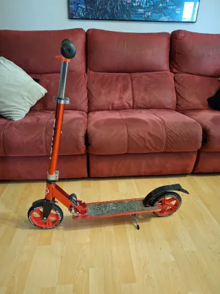 Patinetes Tijuana y cascos Decathlon