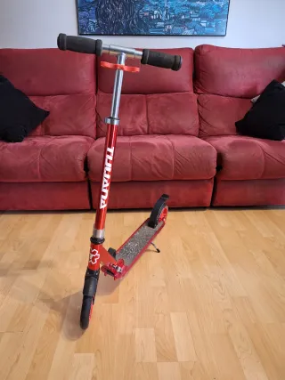 Patinetes Tijuana y cascos Decathlon